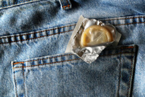 s630_shutterstock_1936014_condom_960x640